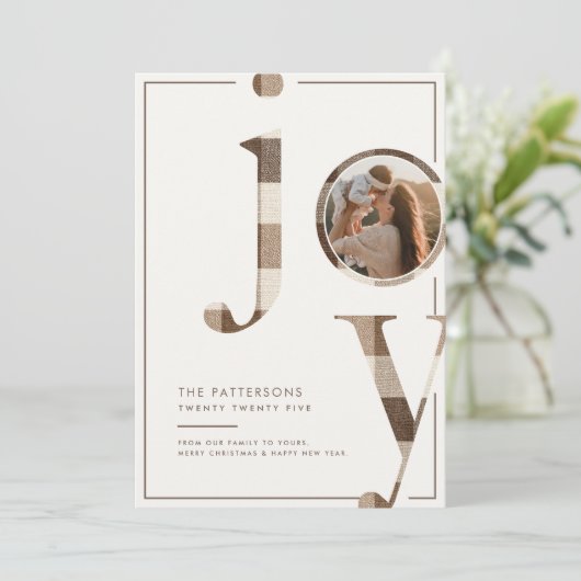 Joyful Rustic Brown Gingham Family Photo Christmas Feestdagenkaart (Staand voorkant)