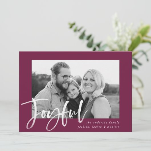 Joyful Script Berry Paarse Foto Feestdagenkaart (Staand voorkant)