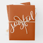 Joyful Script Snowflake Olive Green Holiday Wrappi Inpakpapier Vel (In situ)