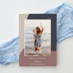 Joyful Shades Vertical Photo Hanukkah Folie Feestdagenkaart<br><div class="desc">Een chic- en elegant Hanukkah-kaartontwerp met één verticale of portretgeoriënteerde foto op een achtergrond van organische vormen in zacht gekleurde schoppen op aarde. Geef uw persoonlijke familienaam en aangepaste Hanukkah-groet hieronder een persoonlijk tintje voor de perfecte afwerking van deze op natuur geïnspireerde vakantiefoto-kaarten.</div>