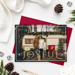 Joyful Twinkle Lights and Stars Gold Foil Foto Feestdagenkaart<br><div class="desc">Een elegant en modern pak een zelfgemaakt kerstwenskaart aan. De volledig-afgeblazen fotokaart kenmerkt een favoriete foto met uniek en grillig "Joyful" serif typografie bekleedontwerp dat accenten van kronkelende sterren en lichten heeft. Pas de aangepaste tekst aan met het jaar, uw favoriete vakantiegroet en uw familie of naam. Een handgetrokken grens...</div>