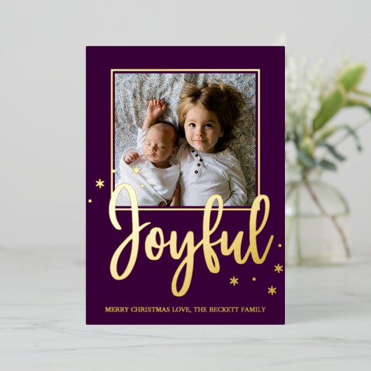 Joyful Typography Script Moderne Photo Kerstmis Folie Feestdagenkaart (Staand Voorkant)