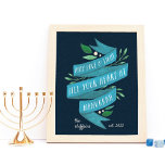 Joyous Tidings | Gepersonaliseerde Hanukkah Poster<br><div class="desc">Schitterend geïllustreerde printfuncties "kunnen je hart liefhebben en verlichten bij Hanukkah" in handgeschreven typografie op een blauw waterverf lint voorzien van groene bladeren en witte bessen op een rijke blauwe achtergrond. Pas uw familienaam en het jaar aan dat is ingesteld voor een unieke aangepaste toevoeging aan uw vakantiedecor.</div>