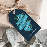 Joyous Tidings | Hanukkah Cadeaulabel<br><div class="desc">Elegant Hanukkah cadeau labels zijn voorzien van: "kan je hart liefhebben en licht vullen bij Hanukkah" in handgeschreven typografie op een blauw waterverf lint voorzien van groene bladeren en witte bessen. Personaliseer met jouw naam of bericht onder in wit op een blauw marineschandaal,  Leeg aan de achterzijde.</div>