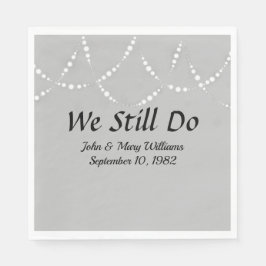 Jubilea lichten op zilver servet