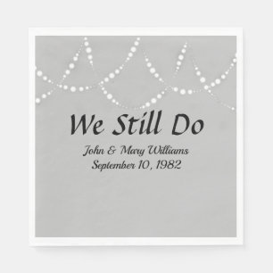 Jubilea lichten op zilver servet