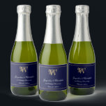Jubileum kiest voor Monogram Chic Navy Blue Mini Sparkling Wijnetiket<br><div class="desc">Wedding Jubileum Favors kunnen worden gebruikt voor elk bruiloft Jubileum, Classic Script en Monogram Initiaal, gepersonaliseerde namen, elegante Navy Blue, White en Gold Mini Sparkling Wine Label. Klik op deze sjabloon personaliseren om deze aan te passen met het monogram familie achternaam initiaal, beide namen, het aantal jaren jubileum, en de...</div>