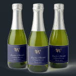 Jubileum kiest voor Monogram Chic Navy Blue Mini Sparkling Wijnetiket<br><div class="desc">Wedding Jubileum Favors kunnen worden gebruikt voor elk bruiloft Jubileum, Classic Script en Monogram Initiaal, gepersonaliseerde namen, elegante Navy Blue, White en Gold Mini Sparkling Wine Label. Klik op deze sjabloon personaliseren om deze aan te passen met het monogram familie achternaam initiaal, beide namen, het aantal jaren jubileum, en de...</div>