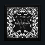 Jubileum met zwart-wit lace-weddenschap cadeaudoosje<br><div class="desc">Unieke en stijlvolle kant geïnspireerd design in zwart wit en zilver grijs - Uitstekende en elegante aangepaste bruiloft, Jubileum of verloving cadeau. Personaliseer je met namen, verjaardagsdatum en monogram of nummers - gemaakt in een prachtige, houten cadeaudoos om rimpetten en juwelen te bewaren voor je speciale keepsakes. Maakt een geweldig...</div>