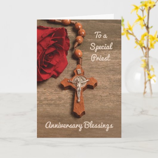 Jubileum priesterwijding rode roos en rozenkrans kaart (Gele Bloem)