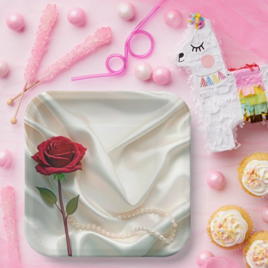 Jubileum rode roos en parels op satijn papieren bordje (Feest)