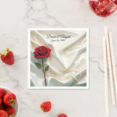 Jubileum rode roos en parels op satijn servet (Insitu)