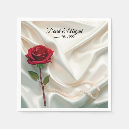 Jubileum rode roos en parels op satijn servet (Voorkant)