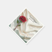 Jubileum rode roos en parels op satijn servet (Hoek)