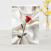 Jubileum rode roos op satijn kaart (Gele Bloem)