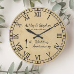 Jubileum voor echt fijn papier, zie 1ste bruiloft grote klok<br><div class="desc">The classic gift for the first verjaarary is paper. With that in mind we have created this rustic vals stained modern first verjaarary design with Roman numerals, your names and wedding date. Composiet design by Holiday Hearts Designs (rights reserved). If you have any points or need assistance with the design...</div>