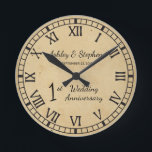 Jubileum voor echt fijn papier, zie 1ste bruiloft ronde klok<br><div class="desc">The classic gift for the first verjaarary is paper. With that in mind we have created this rustic vals stained modern first verjaarary design with Roman numerals, your names and wedding date. Composiet design by Holiday Hearts Designs (rights reserved). If you have any points or need assistance with the design...</div>