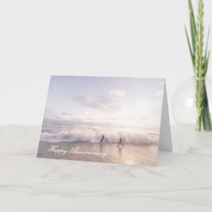 Jubileumkaart met stel dat op het strand loopt kaart