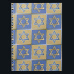 Judaica Star van David Metal Gold Blue Notitieboek<br><div class="desc">Je bekijkt het Lee Hiller Design Collectie. Apparel,  Gifts & Collectibles Lee Hiller Photography of Digital Art Collectie. Je kunt haar Natuur fotografie uitzichten op http://HikeOurPlanet.com/ en haar wandelende blog volgen in Hot Springs National Park.</div>