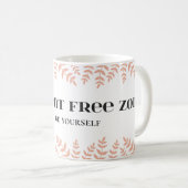 Judgement Free Zone: Empowering Life Quote Koffiemok (Voorkant rechts)