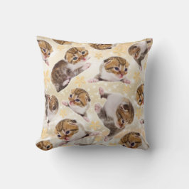 Judgemental Kitten Kussen