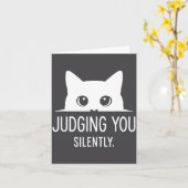Judging You Silently - Funny Cat  Kaart (Gele Bloem)