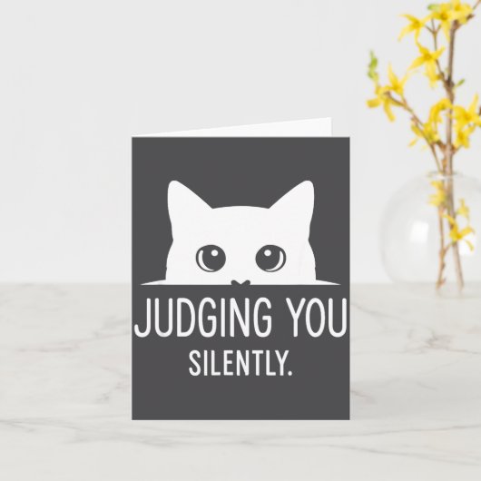 Judging You Silently - Funny Cat  Kaart (Gele Bloem)