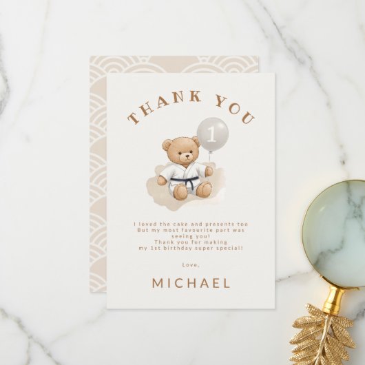 Judo Bear Turns One" – 1st Birthday 【Black-belt】 Bedankkaart (Voorkant / Achterkant in situ)