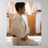 Judo Master Kneeling op een mat Poster (Voorkant)