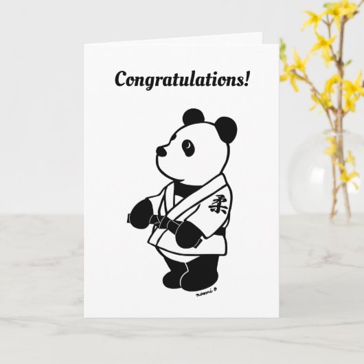 Judo Panda Cartoon met een Zwarte Band Gefelicitee Kaart (Gele Bloem)