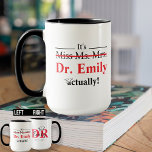 Juffrouw Mrs Dr. Afstuderen Funny PhD Mok<br><div class="desc">Het is Miss Mrs Dr. Eigenlijk. Grappig doktersontwerp voor humor zoals een kinderarts, chirurg, dermatoloog, cardioloog, arts of arts. Ook voor een student geneeskunde. Afstudeerder cadeau voor haar. Afstuderen Een ontwerp voor een medicijnenschool of een student die er trots op is om een dokter te zijn. 1 - U kunt...</div>
