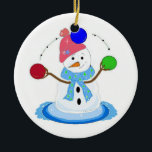 Juggling Snowman Keramisch Ornament<br><div class="desc">Een coole sneeuwman die gekleurde kogels van rood,  blauw en groen jongleert. Allemaal verpakt in zijn pet en sjaal.</div>