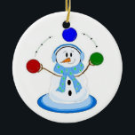 Juggling Snowman Keramisch Ornament<br><div class="desc">Een coole sneeuwman die gekleurde kogels van rood,  blauw en groen jongleert. Allemaal verpakt in zijn aardkorven en sjaal.</div>