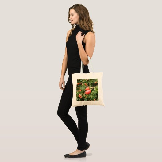 Juicy Red Rose Hips Canvas tas (Voorkant (model))