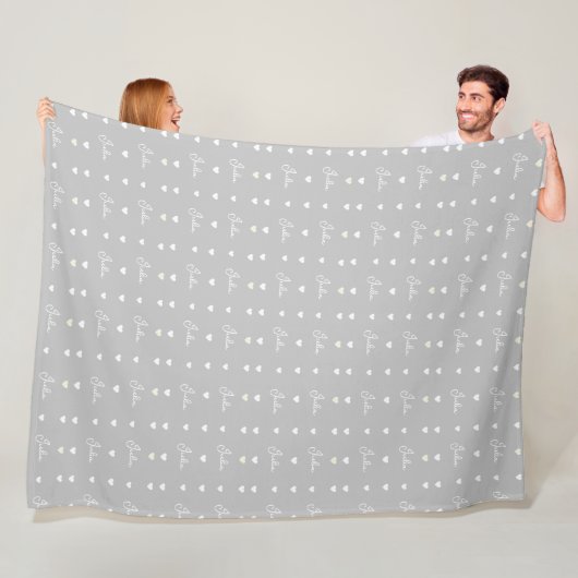 Julia herhalende aangepaste naam witte harten op g fleece deken (In situ)