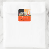JUMMY BIRTHDAY CUPCAKES / ORANJE WITTE CHEVRON VIERKANTE STICKER (Tas)