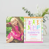 Jump bounce huis trampoline verjaardagsfeestfoto kaart (Staand voorkant)