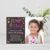 Jump & Play Birthday-uitnodiging met foto Kaart (Staand voorkant)