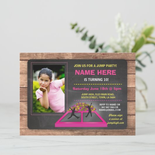 Jump Trampoline Roze Meisje Verjaardag Uitnodigen Kaart (Staand voorkant)