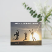 Jumping in Santa Monica Beach Briefkaart (Staand voorkant)