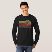 Jumping Legend van de sprinkhaan op de helling T-shirt (Voorkant volledig)