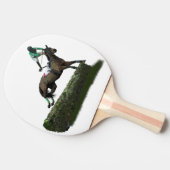 Jumping Paard Jockey In Groene Ping Pong Paddle Tafeltennisbatje (Zijkant)