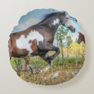 Jumping Pinto Paint Stallion op een paardenschaal Rond Kussen