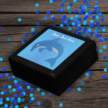 Jumping Schattige Dolfijn in Glittery Blauw en Wit Cadeaudoosje<br><div class="desc">Deze houten geschenkdoos voor snuisterijen,  sieraden of cadeau geven heeft een schattige dolfijn in een springstand die een glitterende diepblauwe met witte maag op een water als blauwe achtergrond is. Pas jouw tekst aan met de sjabloon.</div>