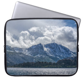 June Lake en Carson Peak met naderende storm Laptop Sleeve