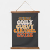 Juneteenth Curly Coily Curvy Caramel Cutie Hangend Wandkleed (Voorkant)