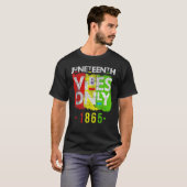 Juneteenth Vibes Only 1865 Black Maandelijkse Mann T-shirt (Voorkant volledig)