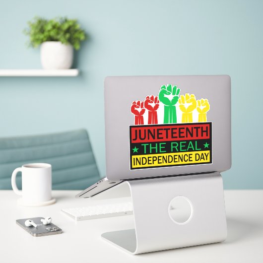 Juneteenth Woordkunst Auto Sticker in Pan Afrika K (Laptop op bureau)