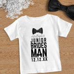 Junior Bruidsman Bow Stropdas Bruidsfeestnaam<br><div class="desc">Trakteer uw junior bruidsman op bijpassende boog stropdas junior bruidsmannen shirten! Voeg gewoon hun naam en je trouwdatum toe en laat ze je gasten verwennen met hun schattigheid. Perfecte kleding voor trouwrepetities</div>