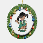 Junior Dark Skin Pine Wreator met siervoorwerpen Keramisch Ornament (Links)
